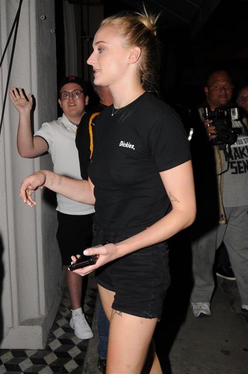 Sophie Turner braless boobs in a black shirt seen by paparazzi showing her tits and her pierced nipple.





