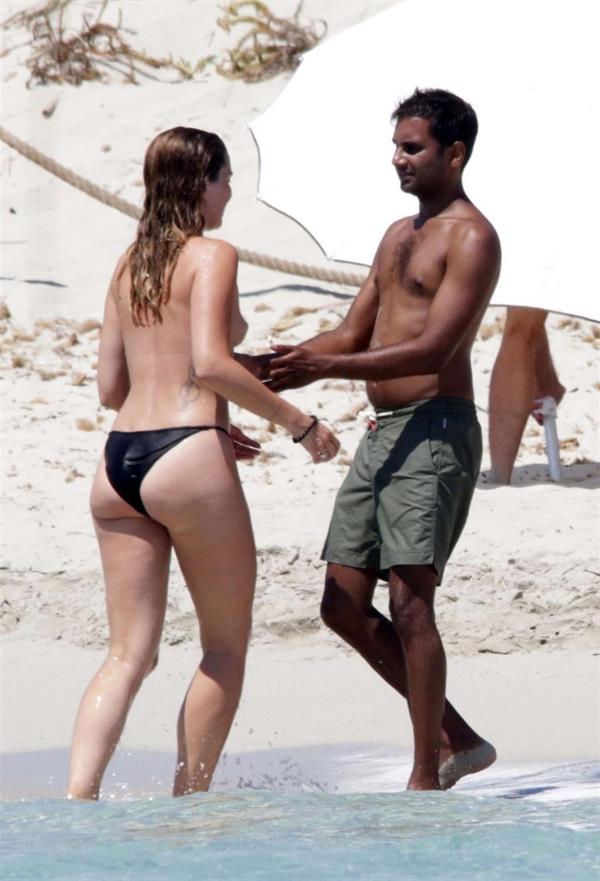 Serena Skov Campbell caught nude by paparazzi with her topless boobs exposed at the beach with her boyfriend Aziz Ansari.








