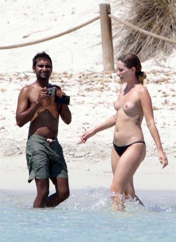 Serena Skov Campbell caught nude by paparazzi with her topless boobs exposed at the beach with her boyfriend Aziz Ansari.








