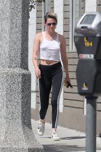 Kristen Stewart braless tits pokies seen by paparazzi in a white top showing off her boobs.










