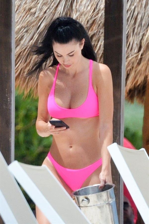 Jayde Nicole Sexy and Tina Louise caught nude by paparazzi showing their topless boobs at the beach.











