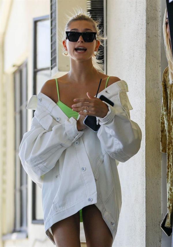 Hailey Baldwin sexy in a green dress and jacket seen by paparazzi.


















