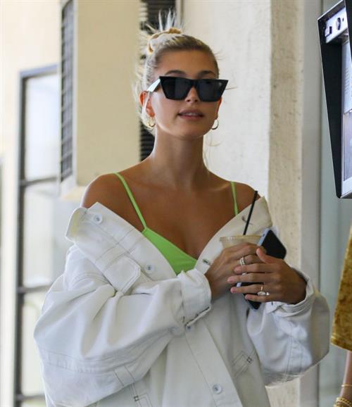 Hailey Baldwin sexy in a green dress and jacket seen by paparazzi.



















