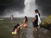 Demi Rose sexy ass and cleavage in a new bikini photo shoot in Bali.


