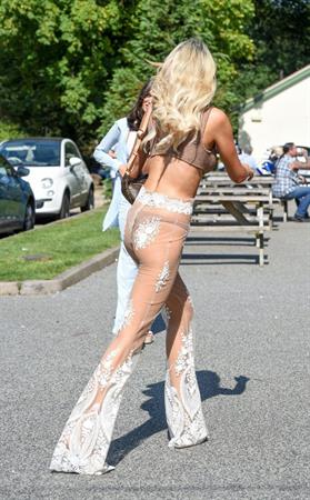 Olivia Attwood sexy ass and boobs showing nice cleavage seen by paparazzi.









