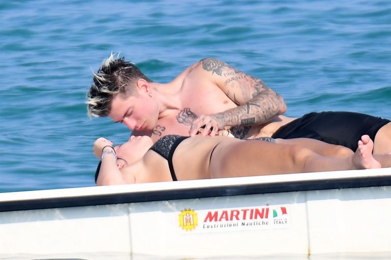 Bella Thorne making out and having fun with her boyfriend in a sexy little bikini seen by paparazzi.






