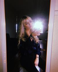 Skye Raae taking a selfie