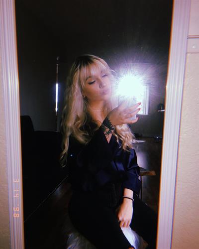 Skye Raae taking a selfie