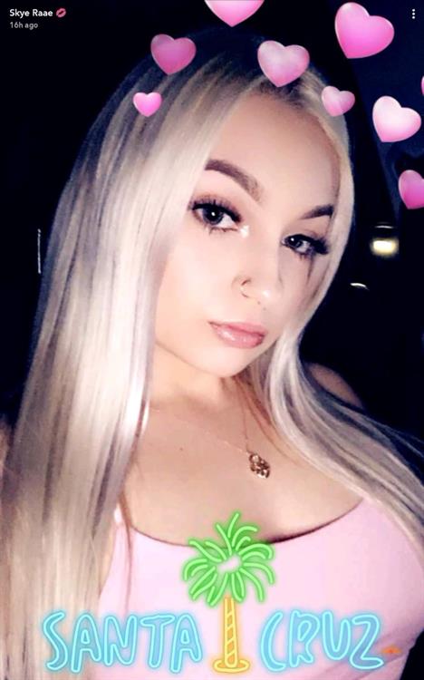 Skye Raae taking a selfie