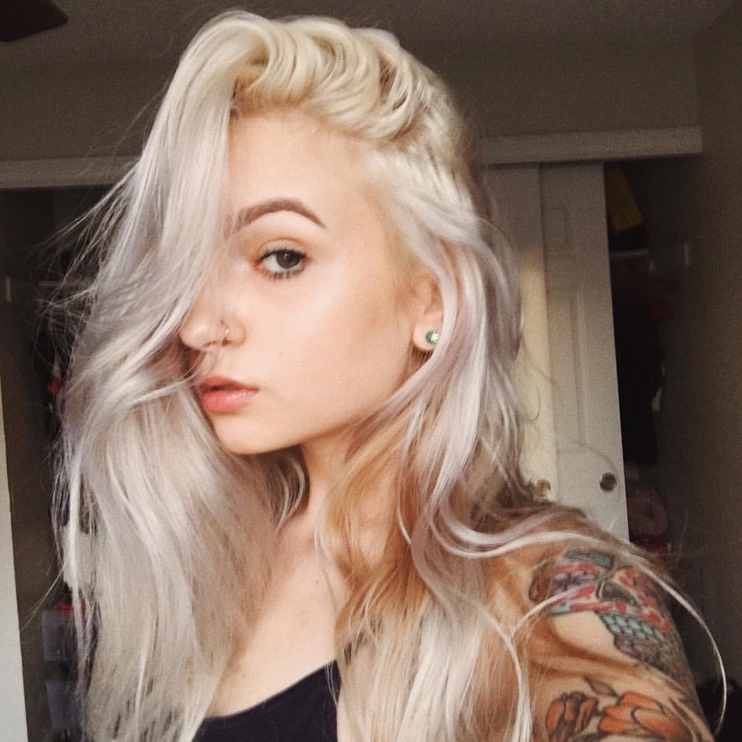 Skye Raae taking a selfie