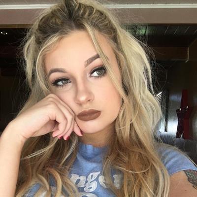 Skye Raae taking a selfie