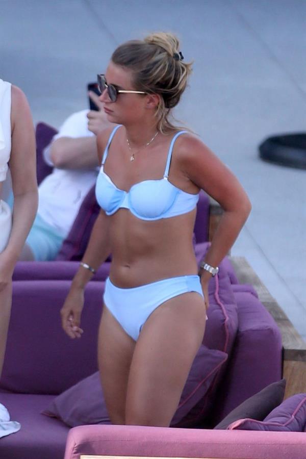 Dani Dyer sexy ass in a bikini seen by the pool with friends by paparazzi.















































