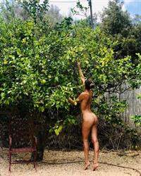 Doutzen Kroes nude new photos showing her naked ass outside.


















































