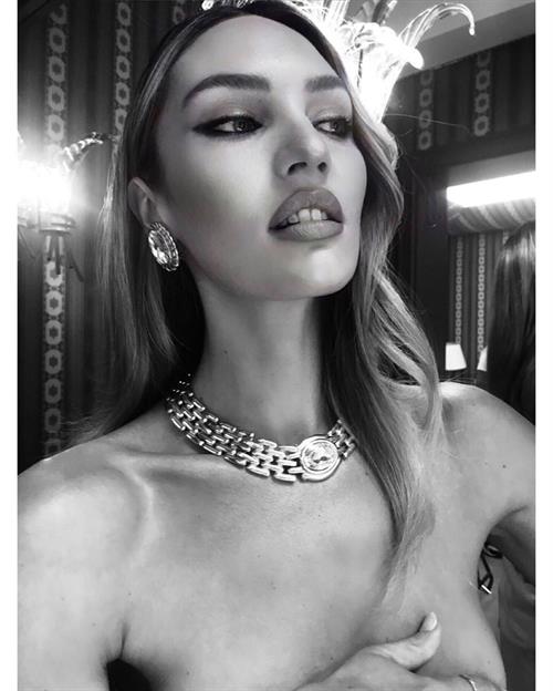 Candice Swanepoel Pictures Candice Swanepoel topless new photos she shared covering her nude boobs with her hand.