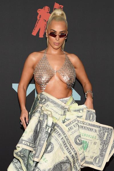 Veronica Vega showing off her braless boobs on the red carpet at the MTV VMA's in a see through top.














