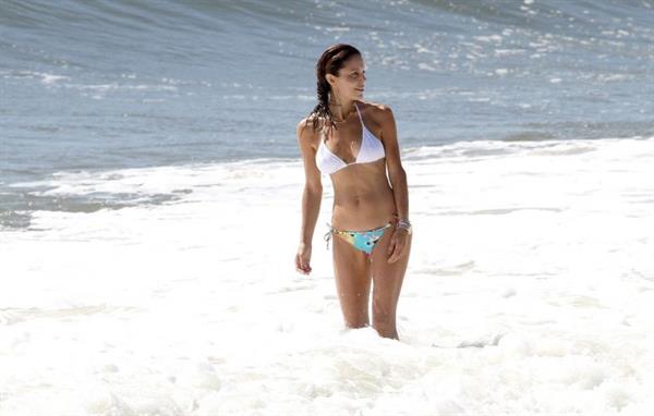 Bethenny Frankel sexy ass in a bikini at the beach showing nice cleavage seen by paparazzi.



















