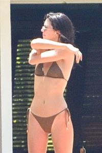 Hailey Baldwin and Kendall Jenner tanning in sexy thong bikinis seen by paparazzi.

























