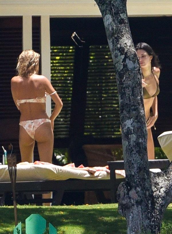 Hailey Baldwin and Kendall Jenner tanning in sexy thong bikinis seen by paparazzi.
























