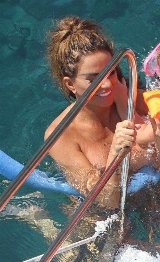 Katie Price caught nude with her son by paparazzi showing her topless boobs.

