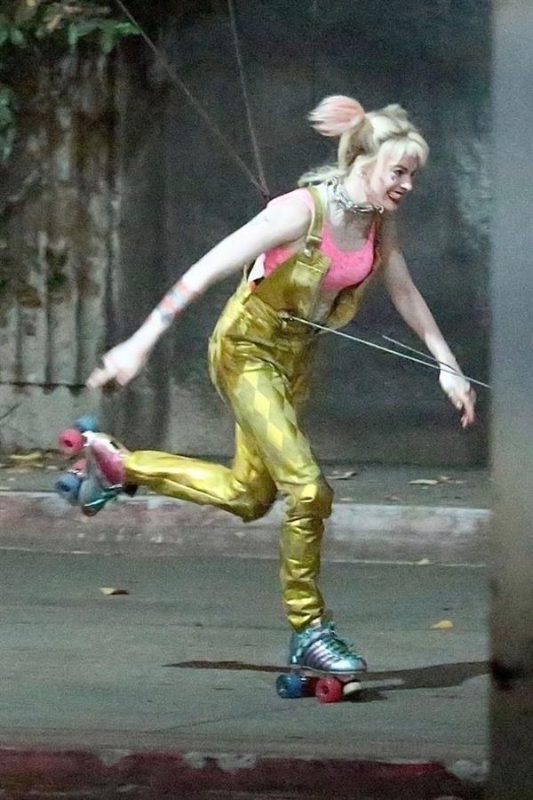 Margot Robbie sexy filming an action scene as Harley Quinn in the new movie  Birds of Prey .

















