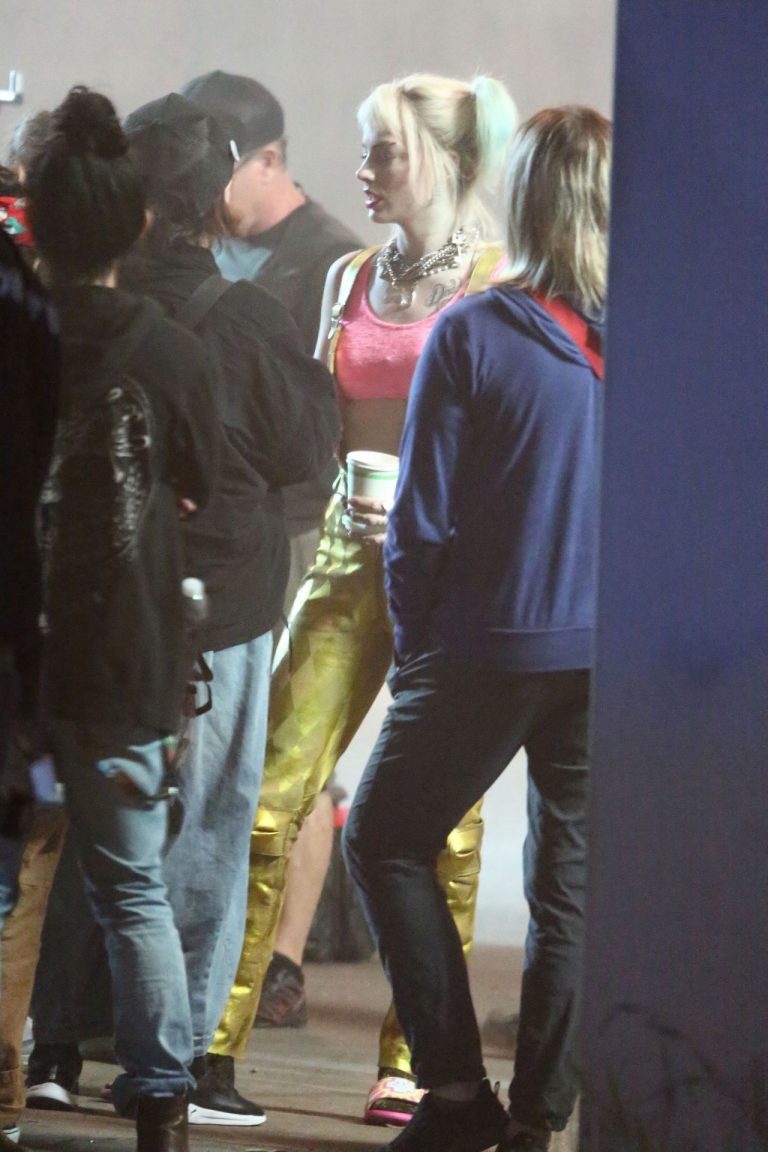 Margot Robbie Pictures Margot Robbie sexy filming an action scene as Harley Quinn in the new movie Birds of Prey .