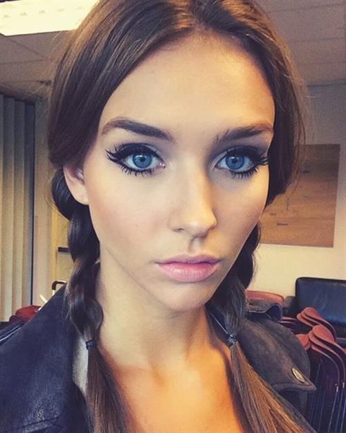 Rachel Cook taking a selfie