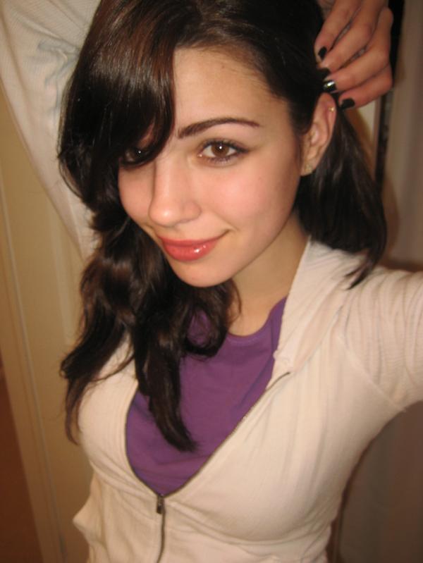 Jessica Ashley taking a selfie