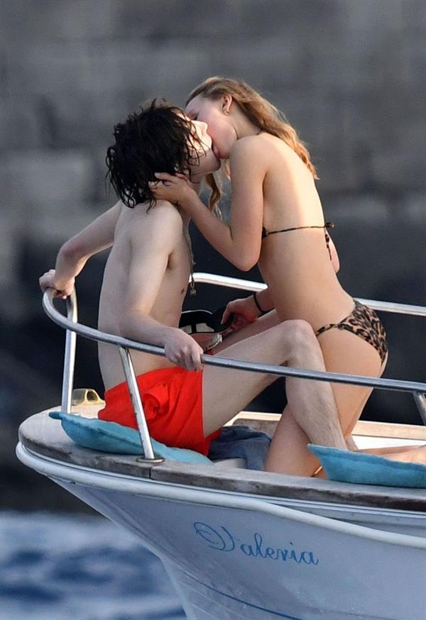 Lily-Rose Depp sexy ass in a little thong bikini making out with Timothee Chalamet on a boat seen by paparazzi.





