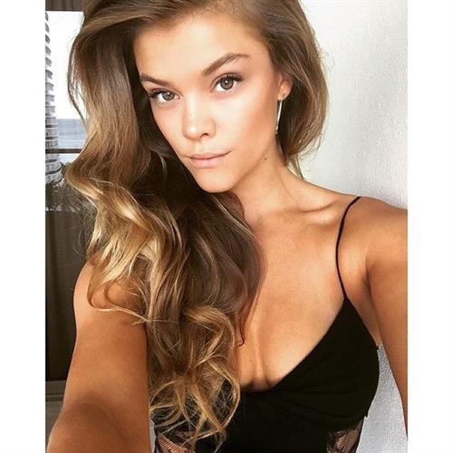 Nina Agdal taking a selfie