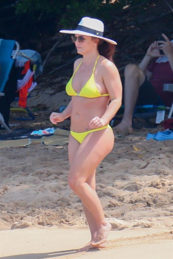 Britney Spears in a sexy little yellow bikini seen by paparazzi at the beach showing nice cleavage.





































