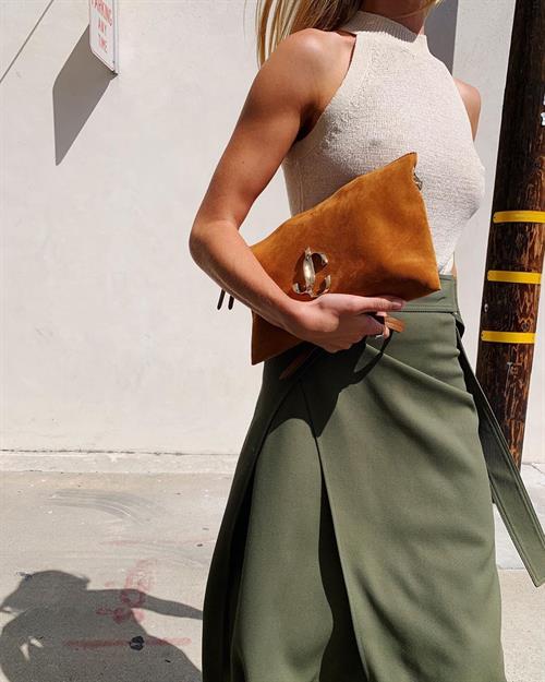 Rosie Huntington-Whiteley Pictures Rosie Huntington-Whiteley braless tits pokies showing off her boobs in a tight top.