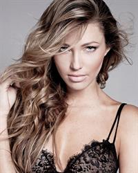 Simone Villas Boas in lingerie