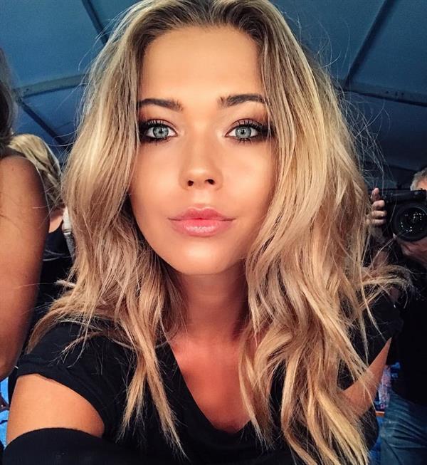 Sandra Kubicka taking a selfie