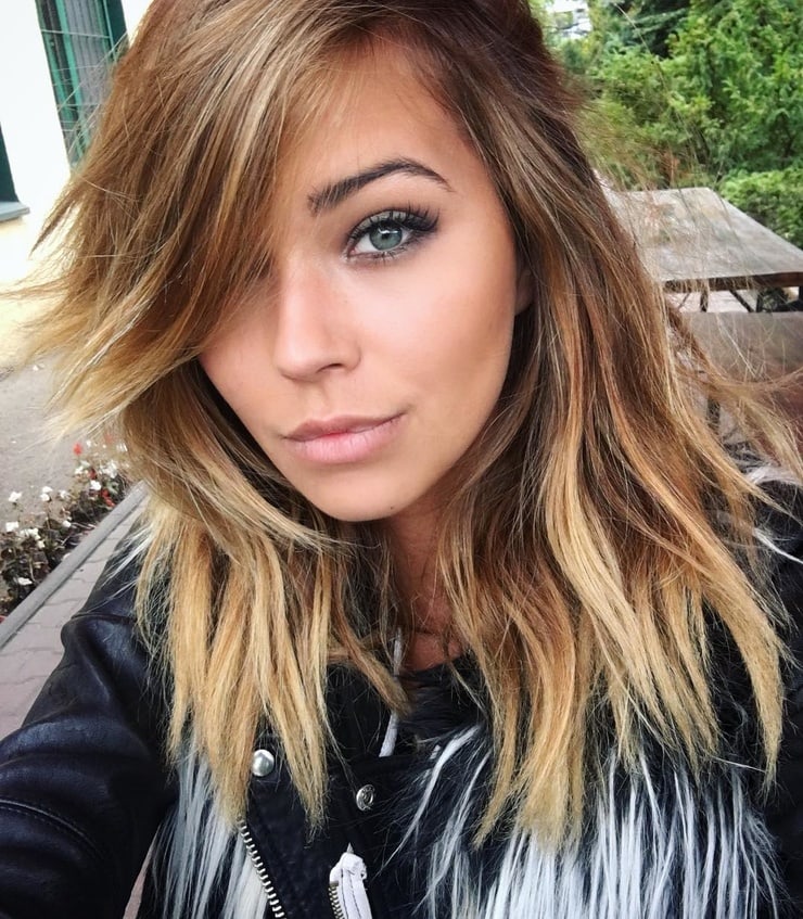 Sandra Kubicka taking a selfie