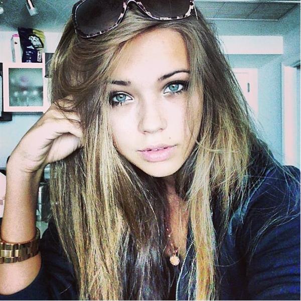 Sandra Kubicka taking a selfie