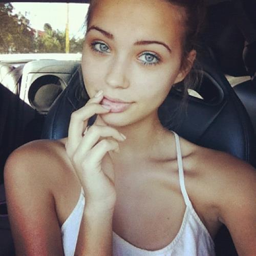 Sandra Kubicka taking a selfie