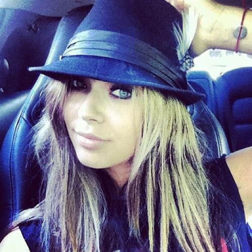Sandra Kubicka taking a selfie