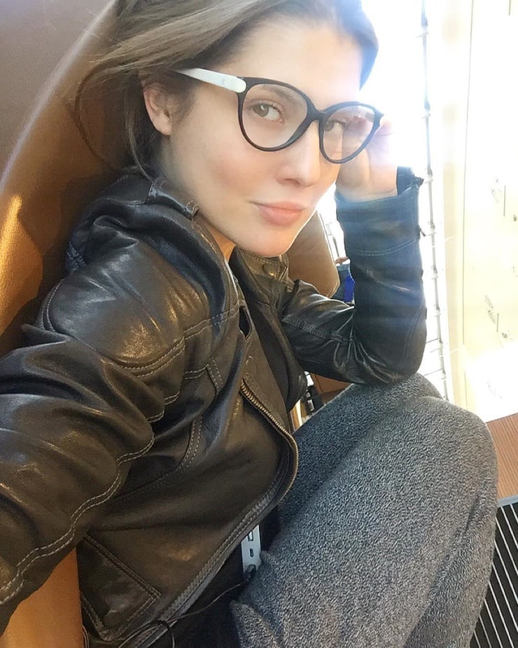 Amanda Cerny taking a selfie