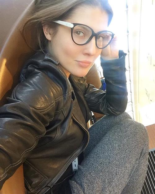 Amanda Cerny taking a selfie