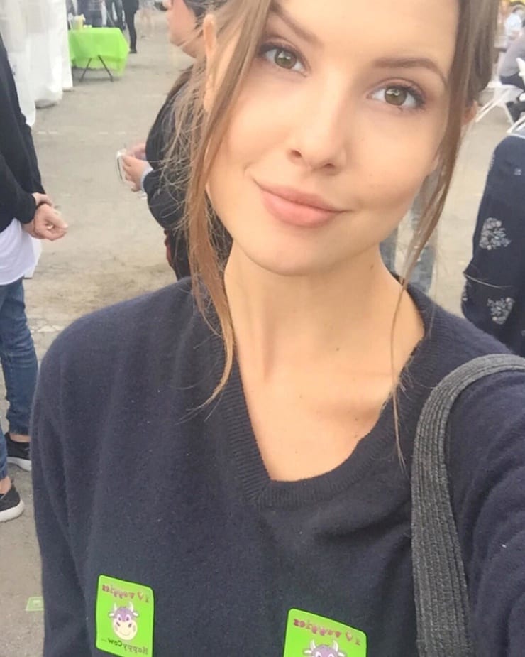 Amanda Cerny taking a selfie