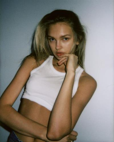 Romee Strijd braless boobs in a little white top showing off her tits.



