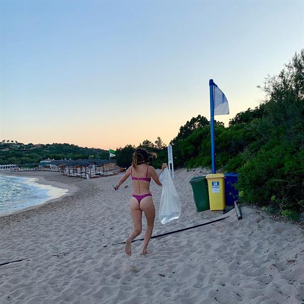 Bella Thorne sexy ass in a thong bikini at the beach also showing nice cleavage.







