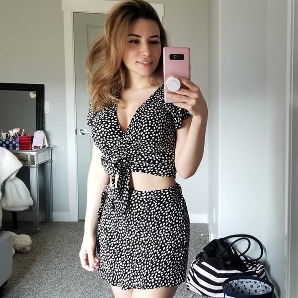 Alinity Divine taking a selfie