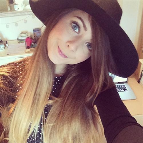 Zoe Sugg taking a selfie