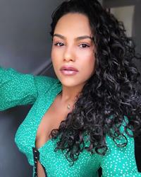 Saffron Hocking taking a selfie