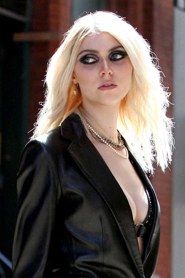 Taylor Momsen on the set of an untitled Tomomi Itano Music Video (09.04.2013) 
