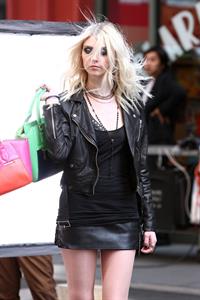 Taylor Momsen on the set of an untitled Tomomi Itano Music Video (09.04.2013) 