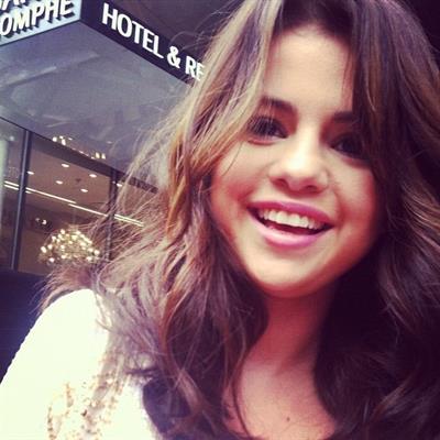 Selena Gomez taking a selfie