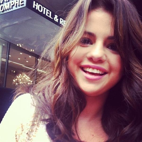 Selena Gomez taking a selfie
