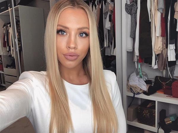 Tammy Hembrow taking a selfie